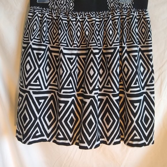 White House Black Market Geometric Print Skirt M - Picture 4 of 4